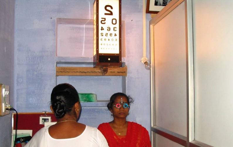 5546875561_5e27370633_o.jpg A patient undergoes refraction. INDIA. © Dhivya Ravilla