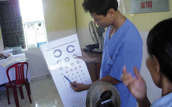 a-field-worker-explains A field worker explains how a visual chart works to a leprosy patient in Van Mon leprosy village, Thai Binh. VIET NAM. © Le Van Tung.