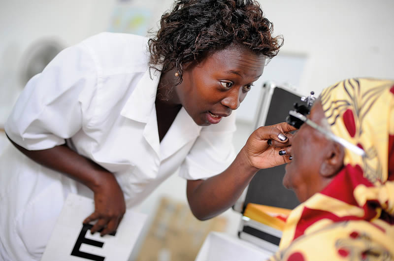 examination-of-the-eye-mozambique Examination of the eye. MOZAMBIQUE © Riccardo Gangale/Sightsavers.