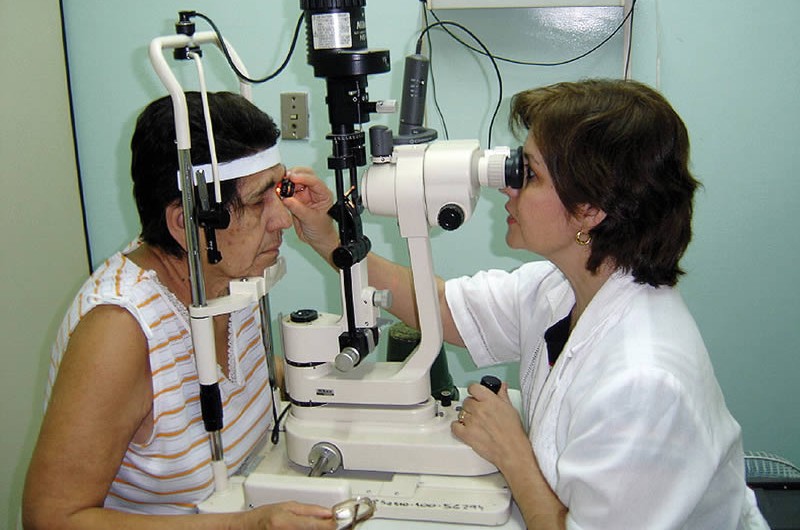 examination-paraguay Examining a patient. PARAGUAY © Aldo Noguera.