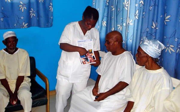 using-journal-info Using the journal when talking to patients in the clinic. IVORY COAST © Ferdinand Ama